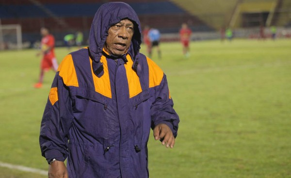 'Primi' Maradiaga se despidió de los jugadores del Vida en camerinos