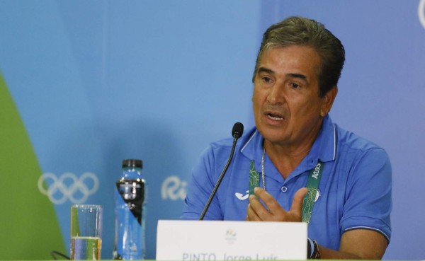 Jorge Luis Pinto explota por la hora del partido contra Argentina y la califica de absurda