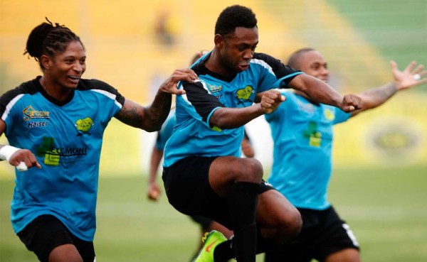 Francisco 'Kalimba' López abrió la cuenta para Alianza Becerra que venció 2-1 al Parrillas One y se coronó campeón del Clausura en Liga de Ascenso. Foto Nepalí Romero.