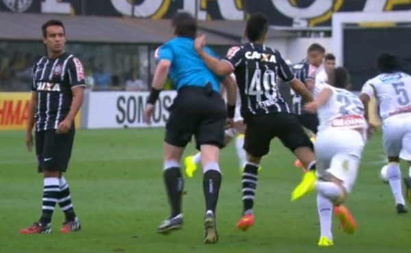 VIDEO: Jugador brasileño es suspendido 6 meses por 'golpear' al árbitro