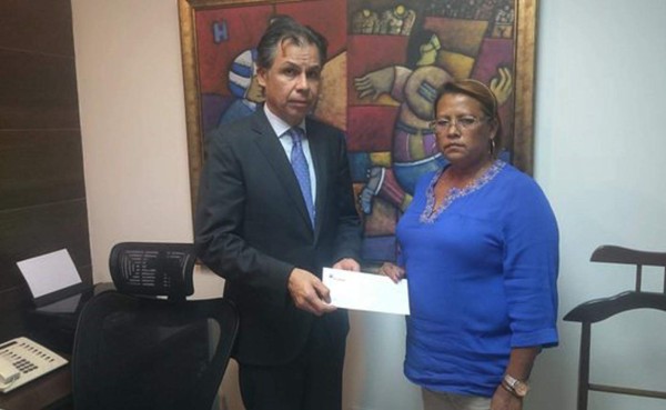 Fenafuth entrega dinero de seguro de vida de Arnold Peralta a su madre