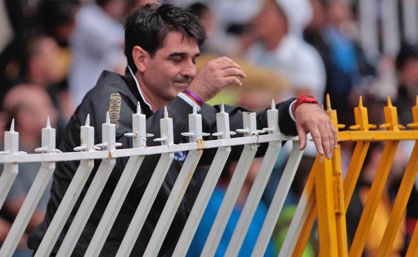 Diego Vázquez fue multado por dirigir desde silla