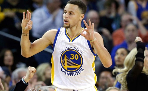 Stephen Curry, el primero en llegar a 300 triples en una temporada