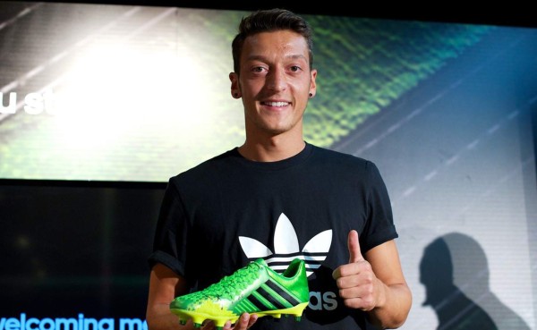 Mesut Ozil celebró con jugadores del Barcelona la Champions