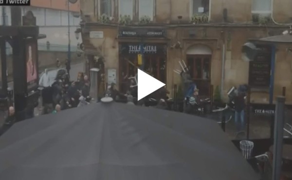 VIDEO: Así fue la guerra entre aficionados del Manchester City y del Sevilla en Inglaterra