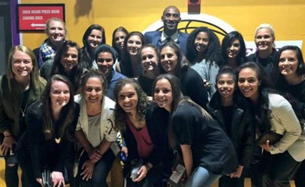 Kobe Bryant acepta ayudar a la selección femenina de fútbol de Afganistán