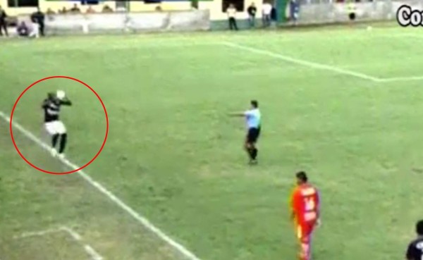 Árbitro prohíbe a Pastor Martínez realiza acrobático saque de banda