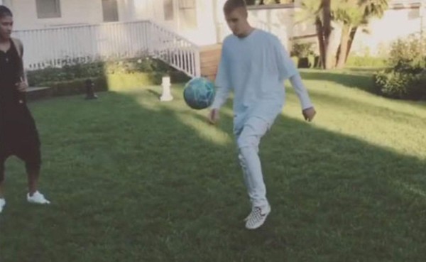 Neymar domina el balón con Justin Bieber en la casa del cantante