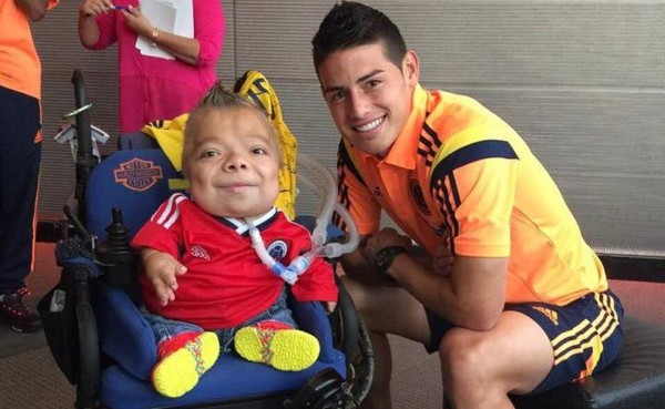 VIDEO: El noble gesto de James Rodríguez con niño en silla de ruedas