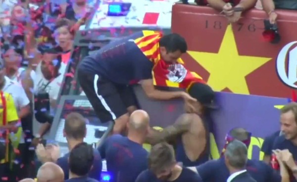 VIDEO: Xavi le da un manotazo a Neymar en pleno festejo del Barcelona