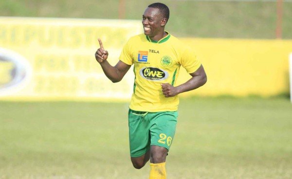 El golazo de Charles Córdoba desde unos 50 metros en la segunda división