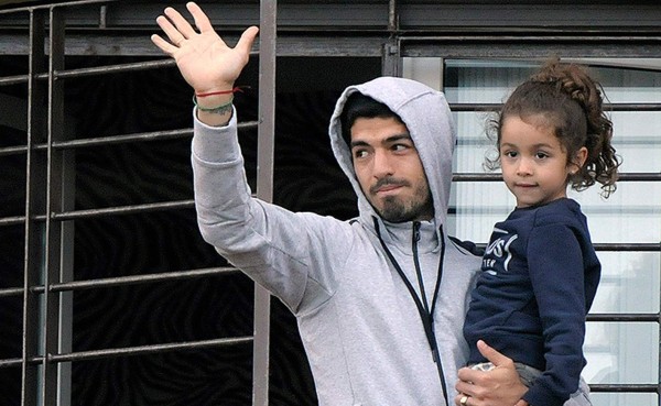 Suárez llega a Barcelona y el club aplaza su presentación