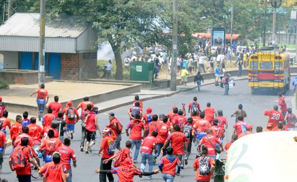 Un aficionado murió tras ser agredido en el clásico guatemalteco