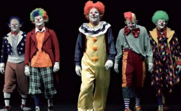 VIDEO: Jugadores de Juventus se visten de payasos para presentar uniforme