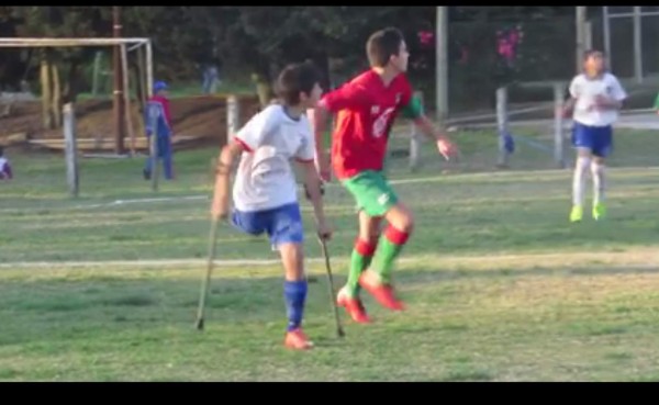 VIDEO: Niño discapacitado sorprende al jugar y anotar gol en partido