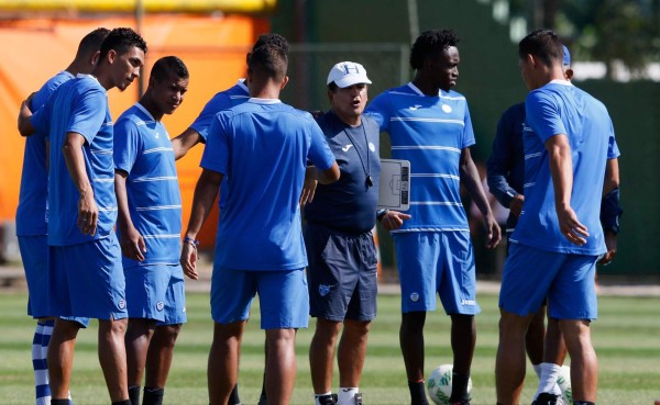 Honduras ya prepara la batalla contra Argentina tras arribar juntos a Brasilia