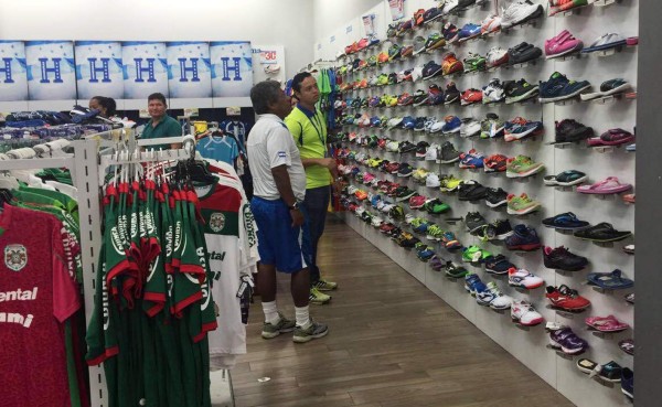 'Primi' Maradiaga se va de compras a horas del Honduras-El Salvador