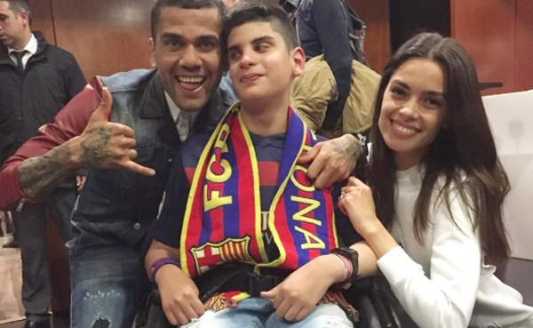 El noble gesto de Dani Alves con un aficionado invidente