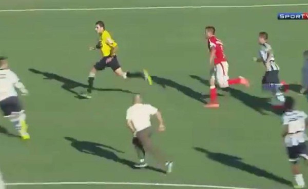 VIDEO: Árbitro salió corriendo para no ser agredido en Brasil