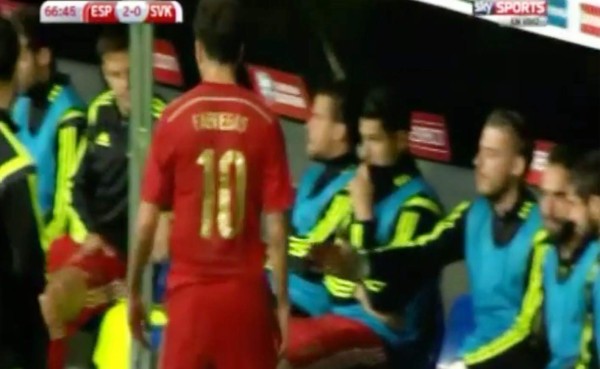 VIDEO: Cesc Fábregas le niega saludo al portero David de Gea