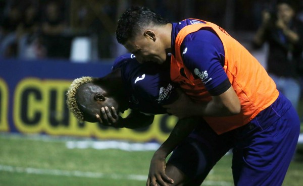 VIDEO: Rubilio Castillo anota en la Gran Final ¡y rompe en llanto!