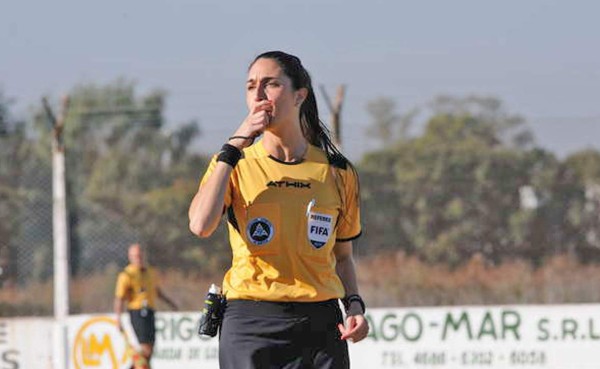 VIDEO: A una árbitro mujer le pegan un pelotazo y luego se duerme