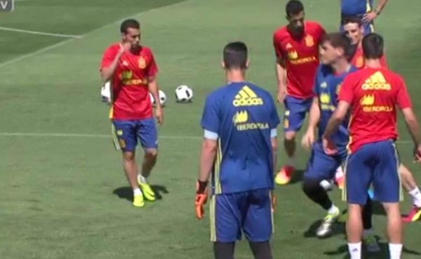 Aduriz se burla de Iker después de 'bailarlo' durante entrenamiento
