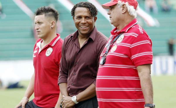 Carlos Pavón y su elegante debut como técnico de Marathón