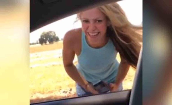 VIDEO: La paciencia de Piqué esperando que Shakira se haga un selfie