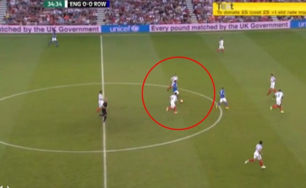 VIDEO: Ronaldinho humilla a presentador y ex futbolista en juego benéfico