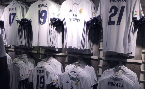 Las camisetas de Jesé y Nacho ya no están en la tienda del Real Madrid
