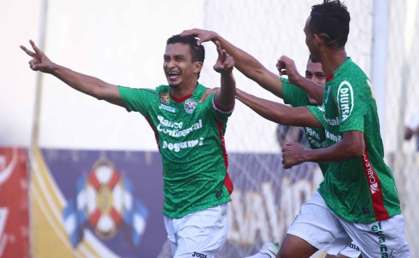 VIDEO: Berríos anotó al estilo Panenka, pero tuvo que repetir el lanzamiento y falló