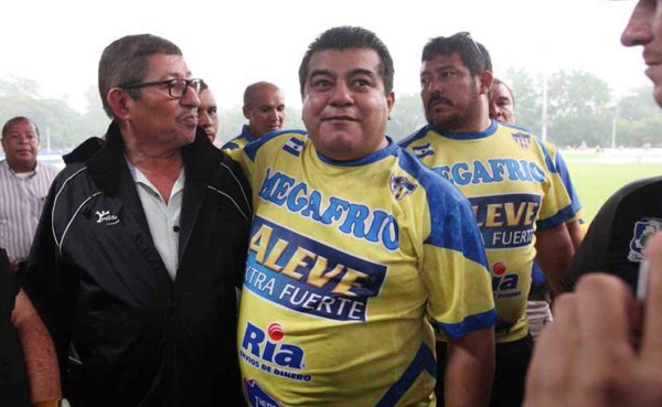 VIDEO: Presidente despide y tilda de 'mediocre' a su técnico durante un partido en El Salvador