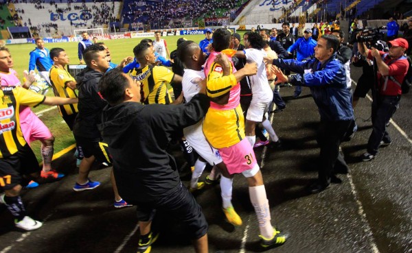 VIDEO: Quioto y Espinoza desatan la bronca en el estadio Nacional