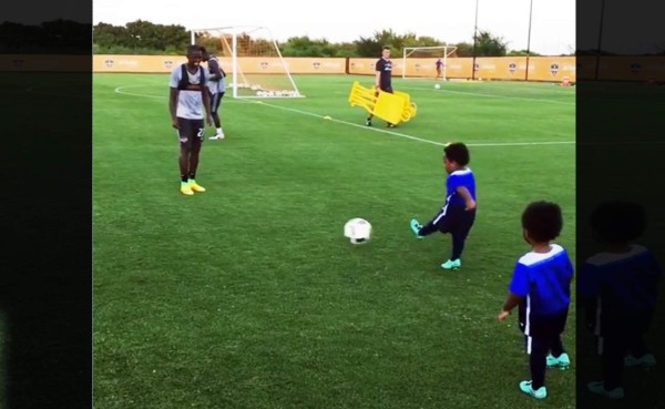 VIDEO: Boniek García ya le enseña a tocar el balón a sus dos hijos