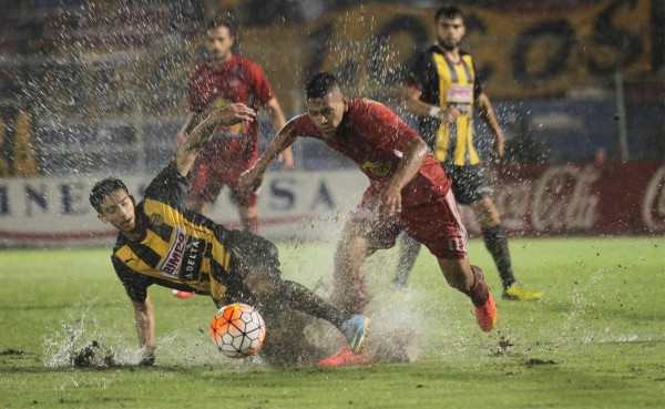 Vida rescata valioso punto ante Real España en una noche lluviosa