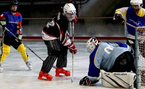 Muere un jugador de hockey tras recibir el impacto de un disco