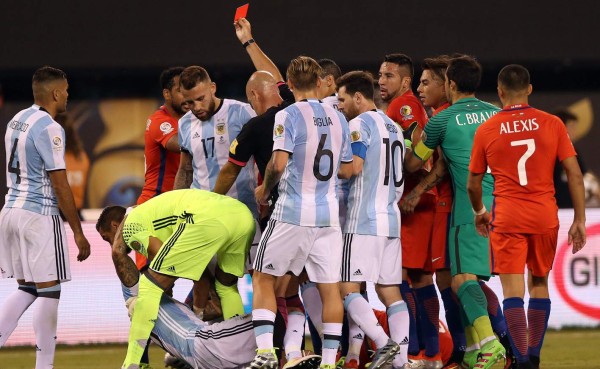 Dos expulsados en menos de 45 minutos en el Argentina-Chile