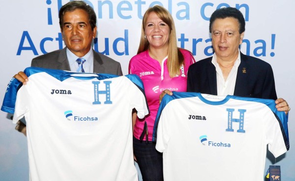 Banco Ficohsa presentó la réplica de la camisa de Honduras