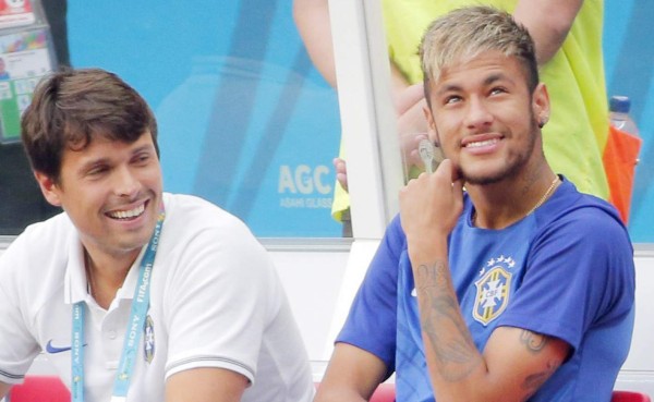 El Mané Garrincha ovaciona a Neymar y abuchea al técnico Scolari