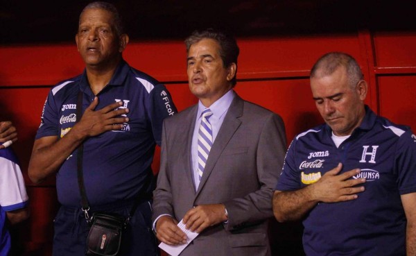 VIDEO: Pinto canta el Himno de Honduras en su debut