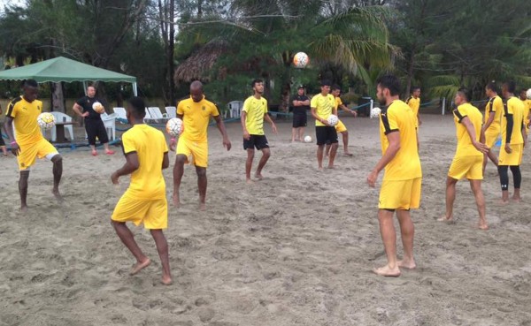 Real España se aceita en las playas de Tela