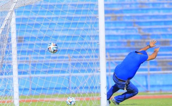 Australia's defender Bailey Wright (L) and goalkeeper Mathew Ryan play with a ball at the hotel in San Pedro Sula, Honduras, on November 7, 2017 just days ahead of the first leg football match of their 2018 World Cup qualifying play-off against Honduras. / AFP PHOTO / Orlando SIERRA