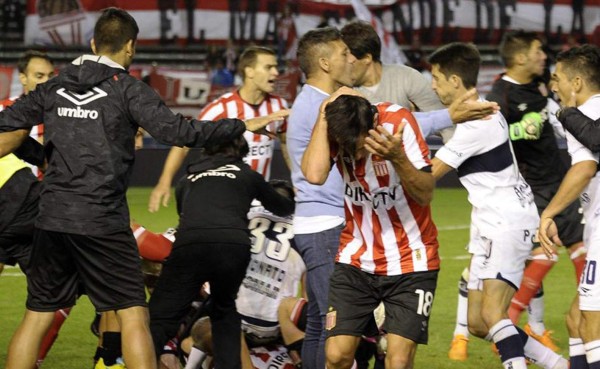 VIDEO: Una descomunal pelea 'avergüenza' al fútbol de Argentina