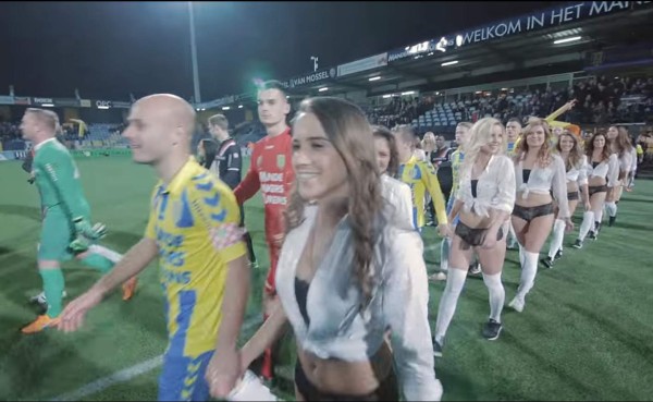 VIDEO: Jugadores de equipo holandés entraron al campo con modelos en ropa interior