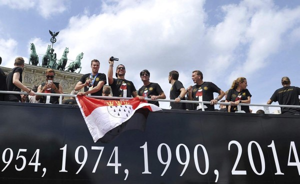 Locura en Berlín con llegada de selección de Alemania