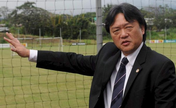 Hijos y novia visitan al dirigente costarricense Eduardo Li preso en Suiza