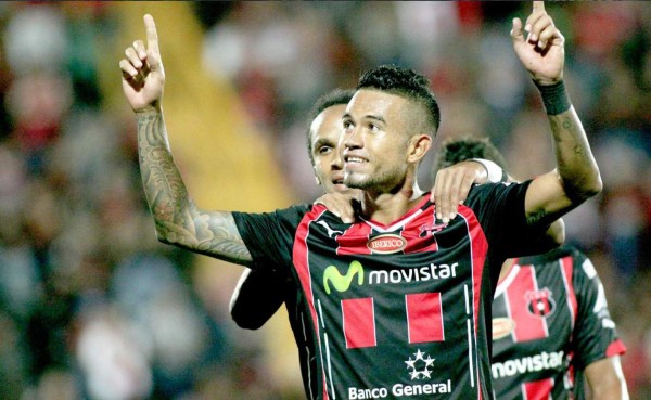 VIDEO: Carlos el 'Chino' Discua anotó golazo de tiro libre con el Alajuelense
