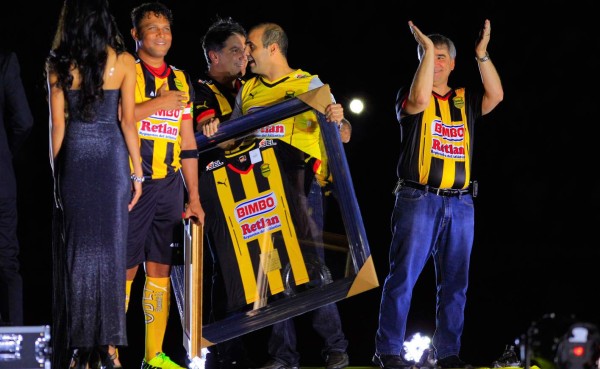 Real España retira el número '9' Carlos Pavón durante el 2015