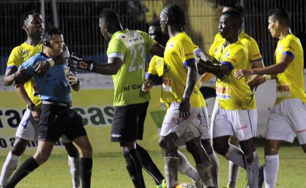 Comisión de Disciplina suspende a John Bodden por agresión a árbitro